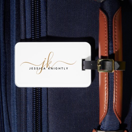 Elegante Wit Goud Script Monogram Naam Eenvoudig Bagagelabel (Voorkant Insitu 4)