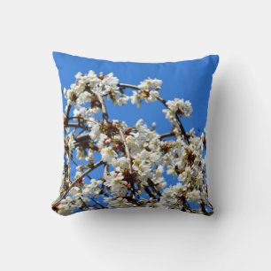 Elegante witte bloeiende bloemen kussen