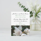 Elegante Witte Bloem Bruiloftsinvatie Kaart (Staand voorkant)