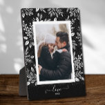 Elegante witte bloem op zwarte ezel-achterkant fot fotoplaat<br><div class="desc">De plaatjes van de tablet met een ingebouwde esel zijn voorzien van uw favoriete foto die is omgeven met een prachtige rand van witte bladeren, stippen en bessen op een zwarte achtergrond. VERANDEREN de LOVE tekst in om het even wat - TIP: zet jouw tekst tussen de twee vierkantjes om...</div>