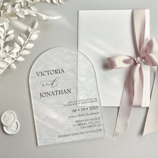 Elegante witte bloem patroon bruiloft acryl uitnodigingen