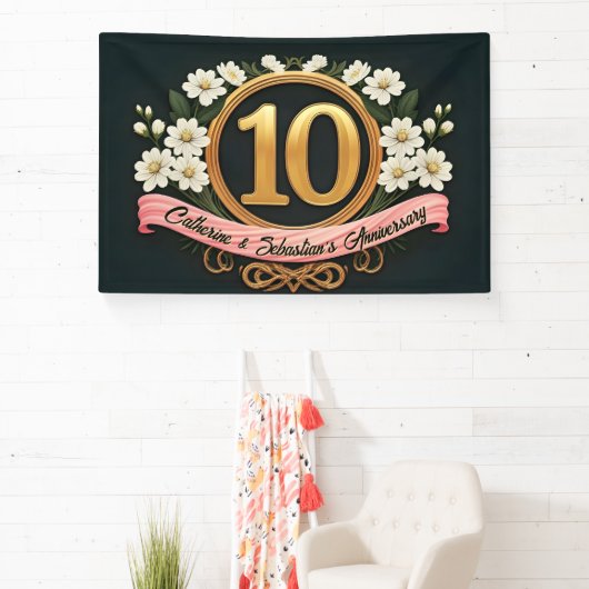 Elegante Witte Bloemen 10e Huwelijksjubileum Spandoek (Insitu)