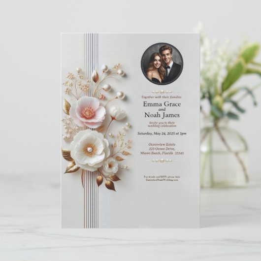 Elegante Witte Bloemen Foto Huwelijksuitnodiging Kaart (Staand voorkant)