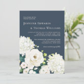Elegante witte bloemen op marineblauwe bruiloft kaart (Staand voorkant)