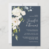 Elegante witte bloemen op marineblauwe bruiloft kaart (Voorkant)
