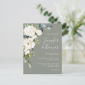 Elegante Witte Bloemen op Sage Groene Bruiloft Briefkaart (Staand voorkant)