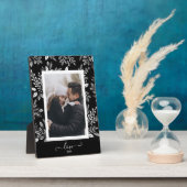 Elegante witte bloemen op zwart fotostatief met ea fotoplaat (Zijkant)