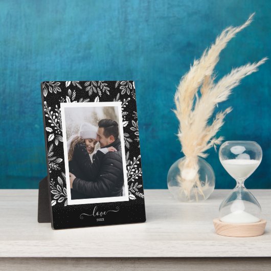 Elegante witte bloemen op zwart fotostatief met ea fotoplaat (Zijkant)