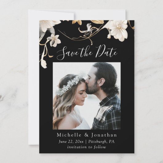 Elegante Witte Bloemen op Zwarte Foto Huwelijksbij Save The Date (Voorkant)