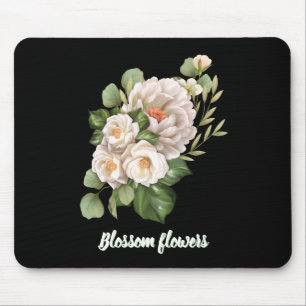 Elegante witte bloemenboeket met groene bladeren muismat