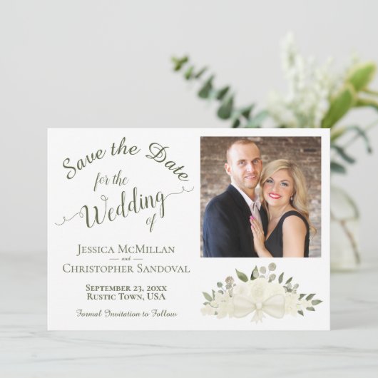 Elegante witte bloemencalligrafie & foto-huwelijk save the date (Staand voorkant)