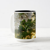 Elegante witte bloemenfoto zonsopgang pijnbomen tweekleurige koffiemok (Voorkant links)