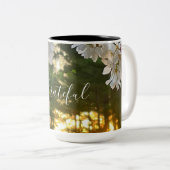 Elegante witte bloemenfoto zonsopgang pijnbomen tweekleurige koffiemok (Voorkant rechts)