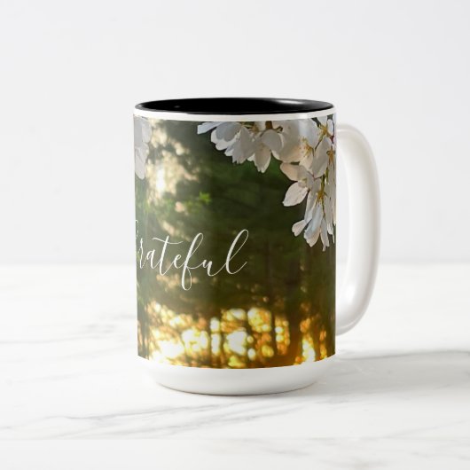 Elegante witte bloemenfoto zonsopgang pijnbomen tweekleurige koffiemok (Voorkant rechts)