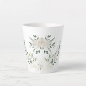 Elegante witte bloemenkrans cup ontwerp latte mok (Voorkant)