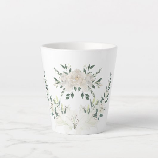 Elegante witte bloemenkrans cup ontwerp latte mok (Voorkant)