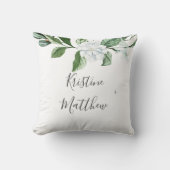 Elegante witte bloemige salie groen krans bruiloft kussen (Voorkant)