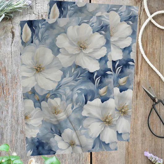 Elegante witte bloesems met delicate groene blader tissuepapier