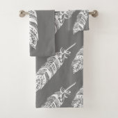 Elegante witte Boheemse Tribal Feathers & Grey Bad Handdoek (Insitu)