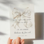 Elegante witte boog Bewaar de datum Kaart<br><div class="desc">"We binden de knoop" bruiloft bewaar de datum uitnodiging met een elegante witte strik ontwerp en handgeschreven script lettertype.</div>