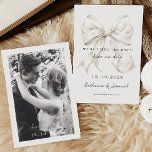 Elegante witte boog sla de datum op met foto save the date<br><div class="desc">"We binden de knoop" bruiloft bewaar de datum uitnodiging met een elegante witte strik ontwerp en handgeschreven script lettertype. Voeg je foto toe aan de achterkant voor een persoonlijke touch.</div>