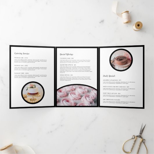 Elegante witte cake met bloemen II Bakkerij Brochu Drieluik Kaart (Binnen)