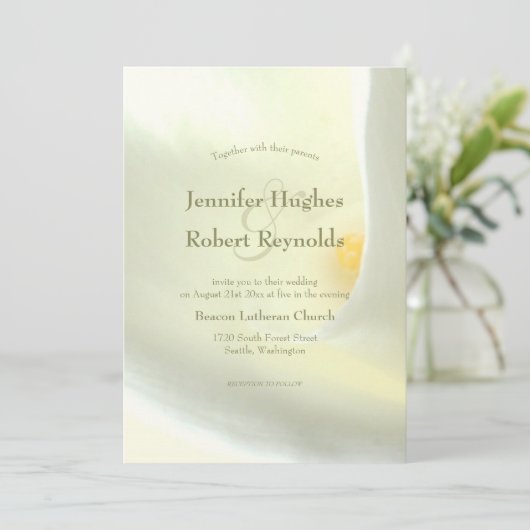 Elegante witte Calla Lily bruiloft uitnodiging (Staand voorkant)