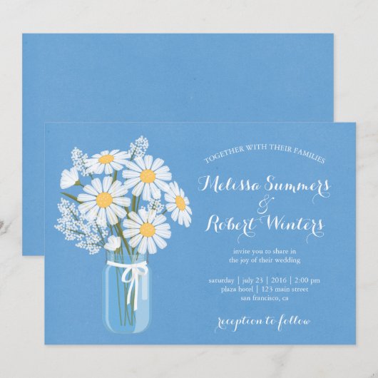 Elegante Witte Daisies Mason Jar op Blauwe Bruilof Kaart (Voorkant / Achterkant)