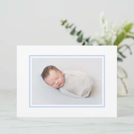 Elegante Witte en Blauwe Foto Geboorte Aankondiging (Staand voorkant)