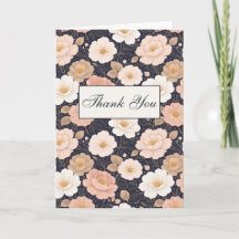 Elegante witte en gedempte roze bloemen op donker