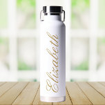 Elegante witte en gouden aangepaste scriptnaam waterfles<br><div class="desc">Deze gepersonaliseerde waterfles combineert praktische functionaliteit met een vleugje elegantie. Met een strak wit ontwerp en een mooi script lettertype, kunt u het aanpassen met jouw naam, waardoor het uniek van u is. Het flesje is perfect om onderweg gehydrateerd te blijven, of je nu naar de sportschool, de kantoor gaat...</div>