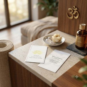 Elegante witte en gouden folie lotus yogadocent visitekaartje