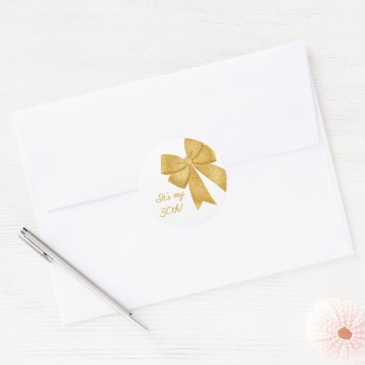 Elegante Witte en Gouden Glitter Boog Verjaardag Ronde Sticker (Envelop)