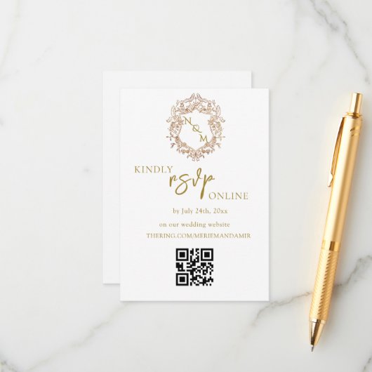 Elegante witte en gouden monogram QR-code RSVP Informatiekaartje (Voorkant / Achterkant in situ)