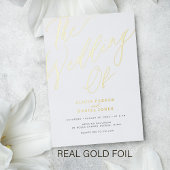 Elegante witte en gouden typografie bruiloft folie uitnodiging