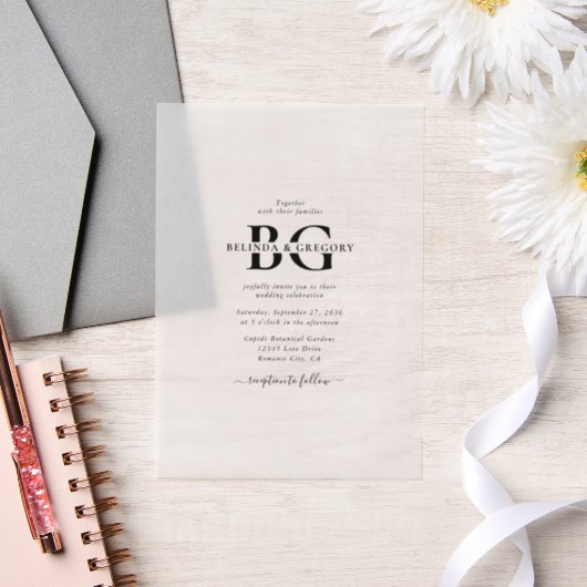 Elegante witte en zwarte monogram Initialen bruilo Vellum Uitnodigingen (Huwelijk)