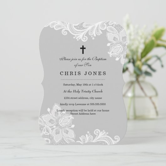 Elegante Witte Grijze Kant doop uitnodiging (Staand voorkant)