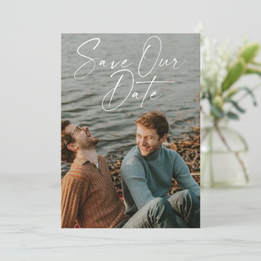 Elegante witte handgeschreven script foto overlay save the date (Staand voorkant)