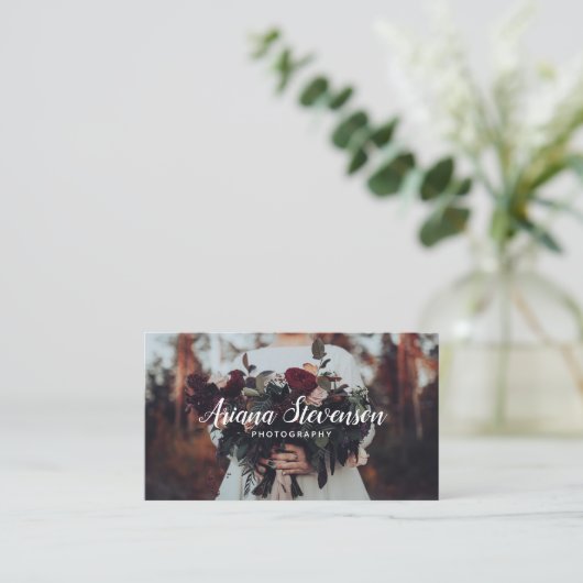 Elegante witte handgeschreven script fotografie vl visitekaartje (Staand voorkant)