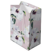 Elegante witte hibiscus op zachte roze achtergrond medium cadeauzakje (Voorkant Gekanteld)