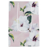 Elegante witte hibiscus op zachte roze achtergrond medium cadeauzakje (Achterkant)