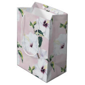 Elegante witte hibiscus op zachte roze achtergrond medium cadeauzakje (Achterkant Gekanteld)