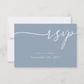 Elegante witte kalligrafie op stoffige blauwe brui RSVP kaartje (Voorkant)