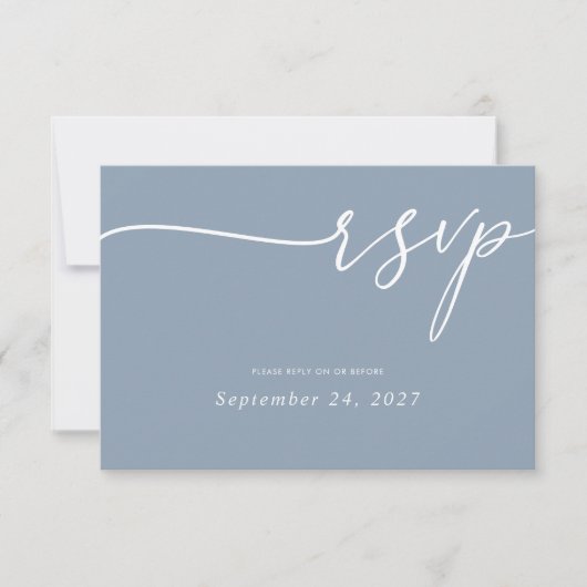 Elegante witte kalligrafie op stoffige blauwe brui RSVP kaartje (Voorkant)