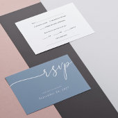 Elegante witte kalligrafie op stoffige blauwe brui RSVP kaartje