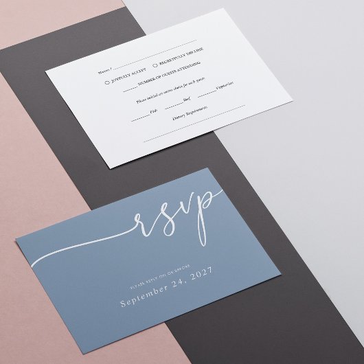Elegante witte kalligrafie op stoffige blauwe brui RSVP kaartje