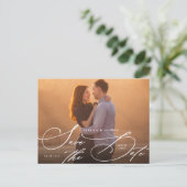 Elegante witte kalligrafie Save the Date Briefkaart (Staand voorkant)