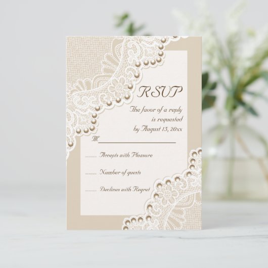 Elegante witte kant met parels bruiloft RSVP antwo (Staand voorkant)