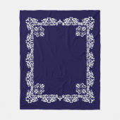 Elegante Witte Kant Vector op Marine Blauw Fleece Deken (Voorkant)