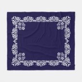 Elegante witte kant vector op marineblauw fleece deken (Voorkant (Horizontaal))